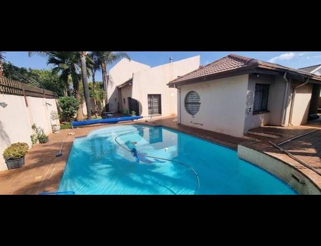 6 BEDROOM HOUSE FOR SALE IN LENASIA EXT 9
